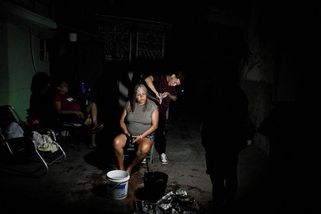 Fotky: Ostrov se ponořil do tmy. Kuba nemá ropu - Seznam Zprávy