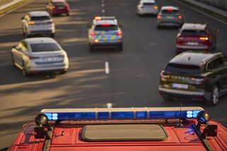 Před sirénou a majáky. Škodovky upozorní na blížící se vozidlo záchranných složek