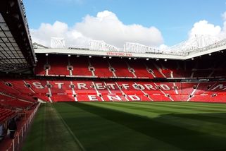 SportWin » Fotbal » Dusno na Old Trafford. Miliardář urazil imigranty, premiér Starmer zuří