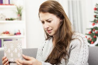 Našla jsem dárek pro milenku a zlomilo mi to srdce. Mám partnera konfrontovat a zkazit si Vánoce? - Proženy.cz