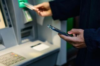 Dvoudenní obíhačka bankomatů vynesla 1,5 milionu. Mladík v Praze pral peníze ze švindlu na WhatsAppu - Novinky