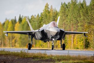 Že to neumí? Ale jo, cvičení ne Finsku ukázalo, že F-35A, F/A-18 Hornet i Eurofighter Typhoon přistanou na dálnici jako mnohé ruské letouny