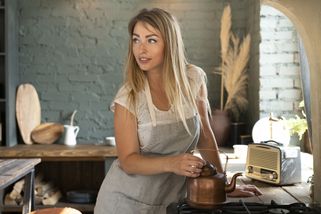 Sociálními sítěmi hýbe nový trend „tradwife“. Může...