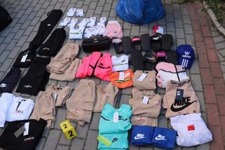 Žena z Krnova kupovala na tržnici levné padělky a prodávala je přes internet - Novinky