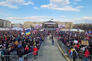 Letná znovu jako terč manipulací. Po demonstraci Milionu chvilek se šíří karikatury, podsouvání i laciné zkratky