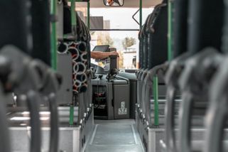 Senior nadával řidiči autobusu, že jede agresivně. Dal mu lekci slušnosti a přede všemi ho vyhodil - Médium.cz