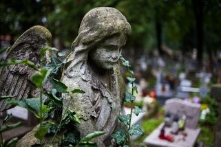 6 tajemných míst v Čechách, která stojí za návštěvu. Záhadný hřbitov i hrad, který vybíjí baterky - Proženy.cz