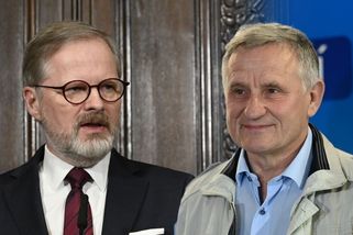Premiér Fiala se pochlubil podporou stovek občanů. Senátor Čunek se mu veřejně vysmál