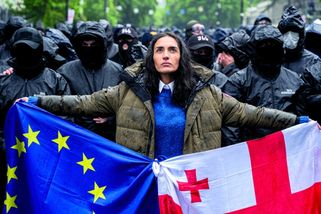 Maskovaní policisté v Gruzii střílí gumovými proje...