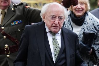 Irský prezident měl nepatřičné řeči při pietě za oběti holokaustu. Nesouhlasící Židy ochranka odvlekla silou - Novinky