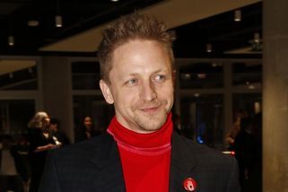 Jak bydlí Tomáš Klus? Utekl z ruchu Prahy a 6 let stavěl soběstačný dům v lese - Médium.cz