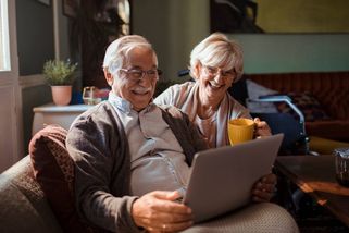 Životní úroveň seniorů nad 65 let se vrací na úroveň roku 2021