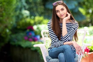 Dlouhodobé sezení s nohou přes nohu nám škodí