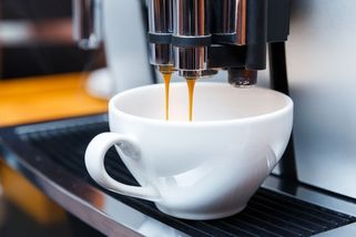 Zákazník se rozčílil nad cenou kávy, podnik dostal pokutu - Novinky