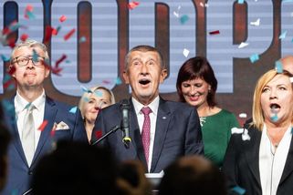 „To bude proto, že tě miluji,“ zpívali noví poslanci italsky Babišovi - Novinky