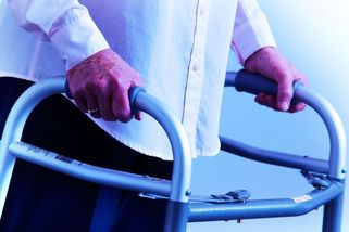 Další ze špatných lékařských posudků: Muž sice nemůže chodit, ZTP ale nedostal - Novinky