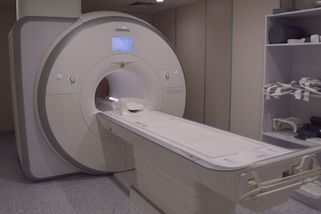 Američana s kovovým řetězem na krku vcucla magnetická rezonance. Nepřežil - Novinky