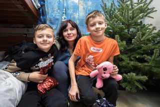 Vánoce na palandě a se stromkem v kýblu. Jak slaví uprchlíci z bombardovaného Donbasu