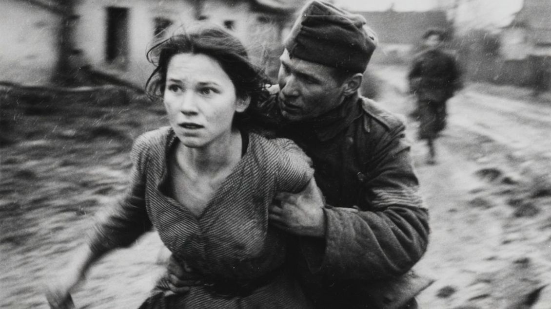 „Zneuctili i Vlastu, Zdenu a Jiřinku.“ Zpovědi o hromadných znásilněních Rudé armády, z nichž mrazí - Médium.cz