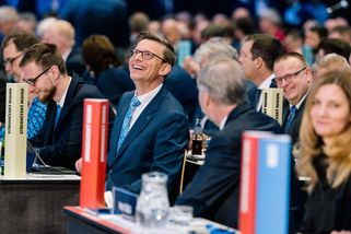 Kupka vytáhl starého Okamuru a připomněl, jak rychle se z opozičního křiku stává vládní trapné mlžení