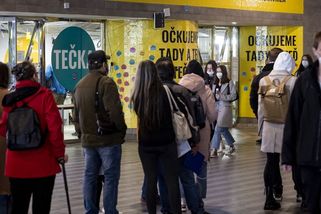 Fronta na čtyři hodiny. Zvýšený zájem o očkování pokračuje - Novinky