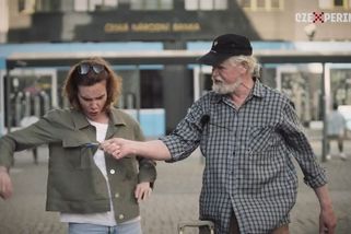 „Věděl jsem, že to bude síla.“ Filmař testoval, jak se lidé zastanou Ukrajinky - Seznam Zprávy