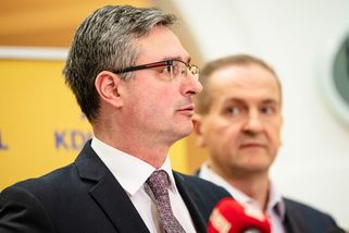 Poslanec vyběhl mezi demonstranty. „Debila ze mě dělat nebudou.“ - Seznam Zprávy