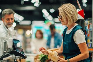„Zákazník chtěl uplatnit věrnostní kartičku, nemohla jsem ji vzít.“ Kuriózní omyl pobavil celou řadu u pokladny