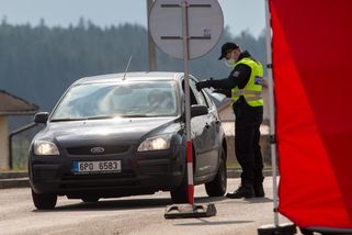 Němci v obavách. Země zavádí kontroly na všech pozemních hranicích, mají zastavit teroristy