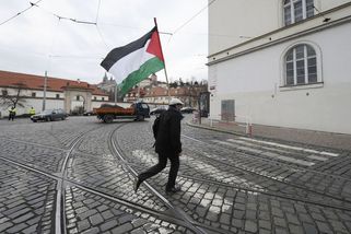 Na českých univerzitách v den výročí masakru zavlály palestinské vlajky. Rektor studenty pochválil - Novinky