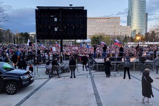 Korčok s příznivci na náměstí, Pellegrini odmítl televizní debatu a nahrál video - Novinky