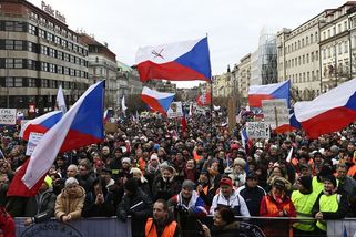Na pochod Prahou se vydaly tisíce odpůrců covidových opatření - Novinky