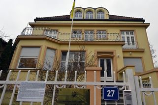 Ukrajincům v odvodovém věku už jejich konzuláty v zahraničí nepomůžou. Leda s cestou domů - Novinky