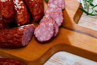 V klobáse od Kmotra je nadlimitní množství olova, Agrofert ji stahuje z trhu - Seznam Zprávy