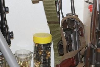 Granáty v troubě, zbraně ve skříni. Policie odhalila arzenál seniora z Klášterce