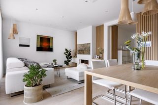 Majitelka bytu si nechala do podlahy zalít vzpomínky z cest k moři