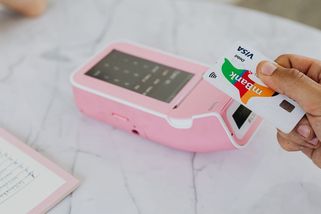 Placení kartou je svoboda, kde je neberou, tam nevkročím. Možnost platit kartou by měla být povinná - Médium.cz