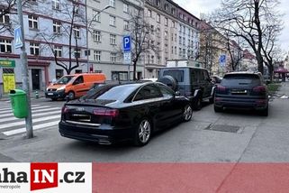 prahain.cz/doprava/ja-rus-ja-mogu-tri-vozy-za-osm-milionu-zaparkovaly-na-chodniku-majitele-pry-sli-na-kavu-12061.html