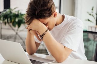 Syn se nedostal na školu a je psychicky na dně. Nevím, jak mu vrátit sebevědomí - Proženy.cz