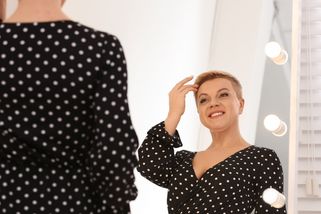 Módní přešlapy, které vás dělají starší: Na jaře se vyvarujte přemíry květů, tmavých outfitů a kapri kalhot