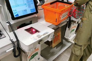 Turista si ve švýcarském supermarketu vzal tašku v domnění, že je zdarma. Dostal pokutu přes pět tisíc - Novinky