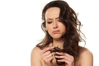 Chyby, které děláme při péči o vlasy. Málo je myjeme, nefénujeme, žehlíme vlhké - Novinky