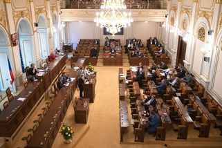 Část poslanců se chce otestovat na drogy. Za kokain se obviňují navzájem - Novinky