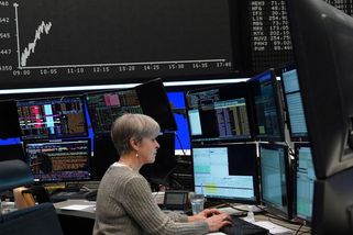 Evropské i americké akcie klesají, Raiffeisen Bank odepsala pětinu - Novinky