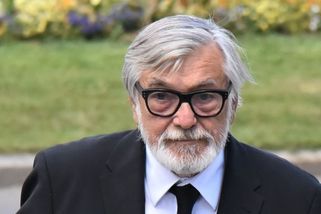 Jak žije Jiří Bartoška: Chalupa připomíná luxusní hotel. V koupelně má televizi, na zahradě bazén - Médium.cz