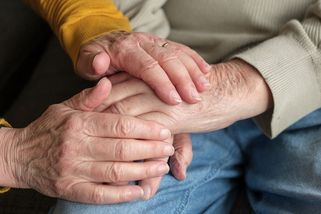 Senioři v čekárně u doktora - Médium.cz