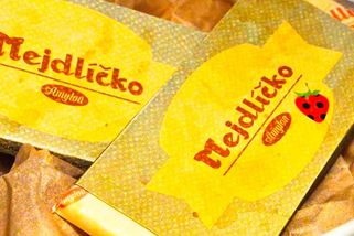 Socialistická mejdlíčka. Odporná sladkost chutnala jako obarvený prací prášek a nahrazovala i rtěnku | Zmlsané dějiny