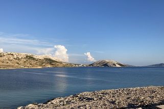 Dovolená v Chorvatsku: na ostrově Pag jsme místo kempů objevovali místní pláže - Médium.cz