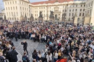 prahain.cz/zivot-ve-meste/masy-studentu-vyrazily-proti-motoristum-o-vulgarni-hesla-nebyla-nouze-25655.html