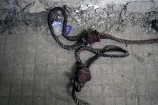 Asadova lidská jatka. V syrské věznici pátrají po lidech ve skrytých podzemních celách - Novinky